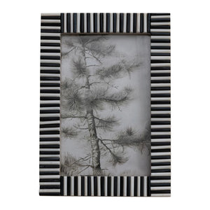 Black & White Ribbed Frame