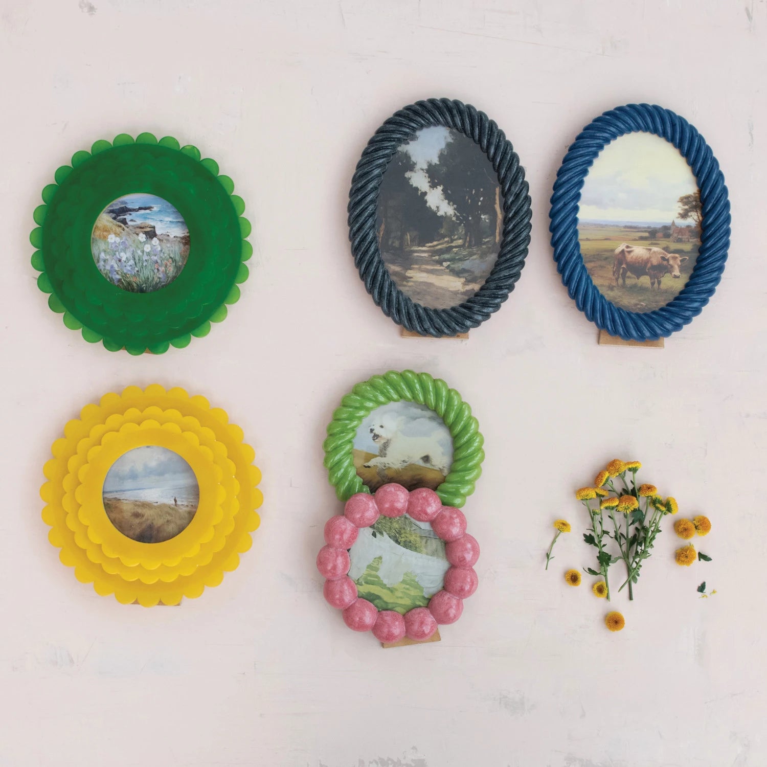Round Resin Scalloped Frame