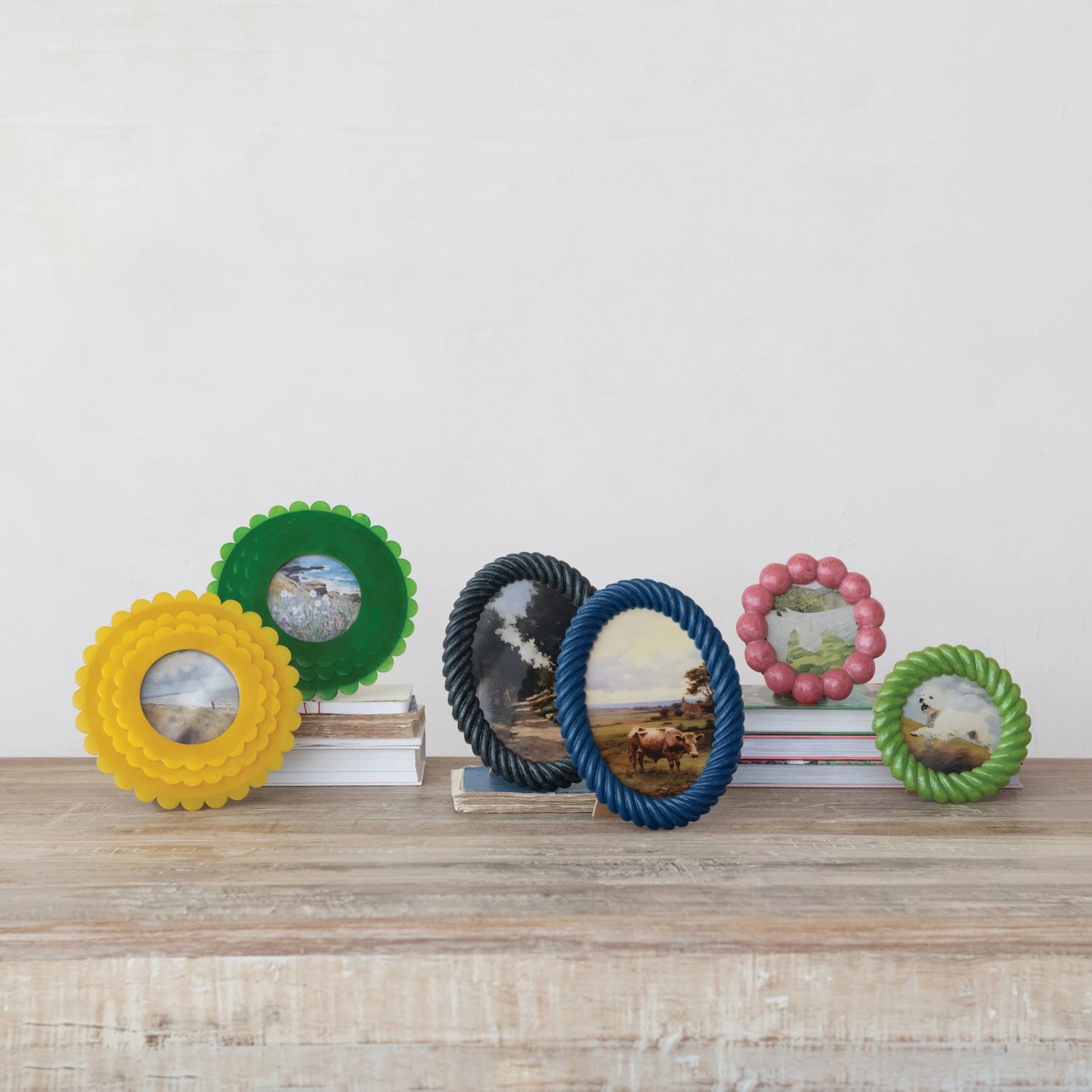 Round Resin Scalloped Frame