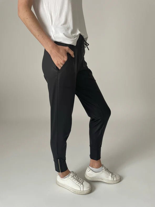 Coated Zip Jogger in Black - Box Turtle