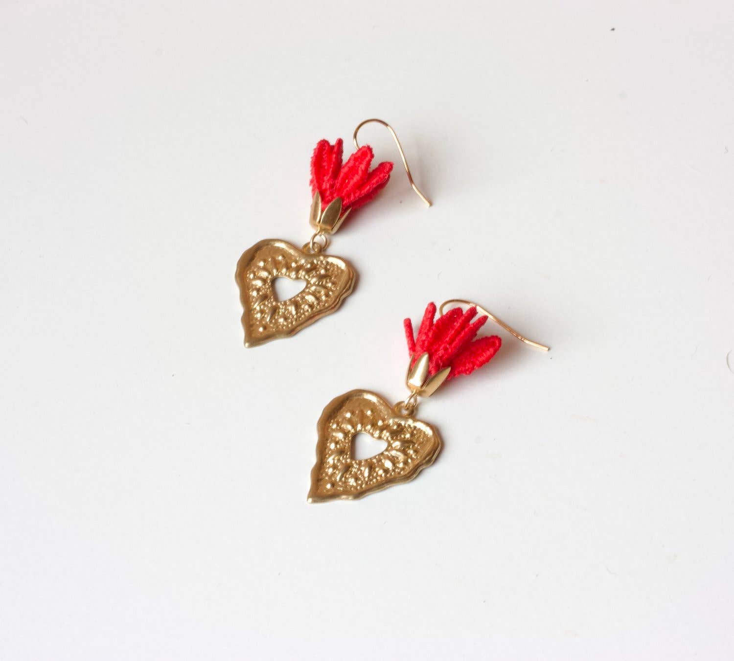 Corazón Sagrado earrings - Box Turtle