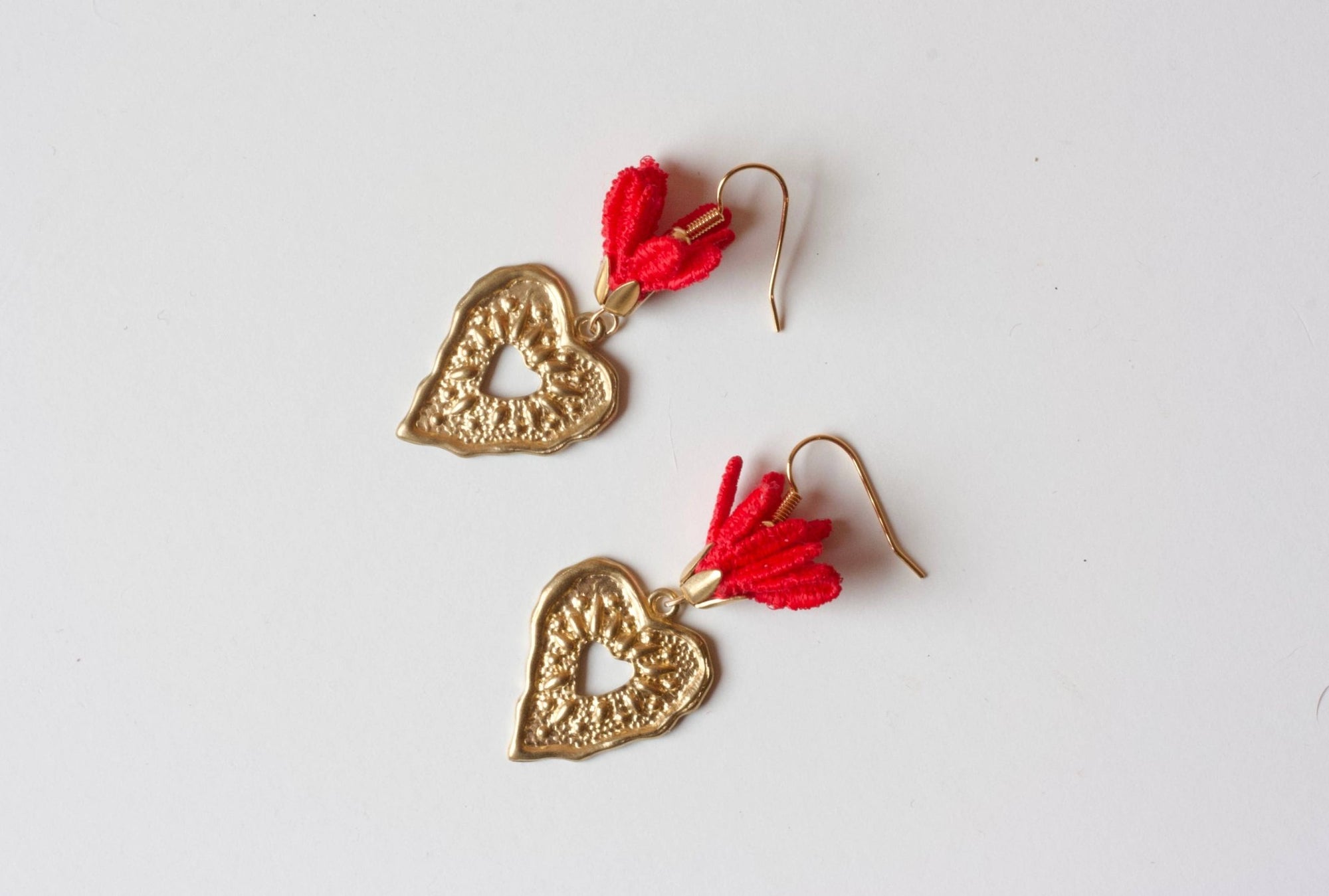 Corazón Sagrado earrings - Box Turtle