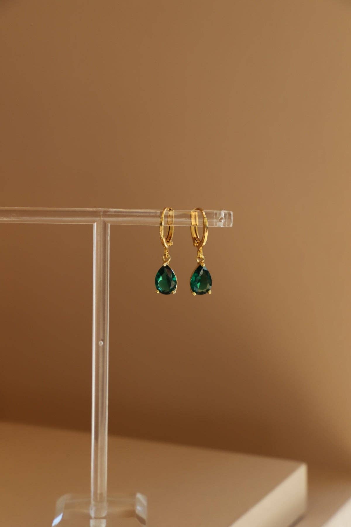 EMERALD TEARDROP HUGGIES - Box Turtle