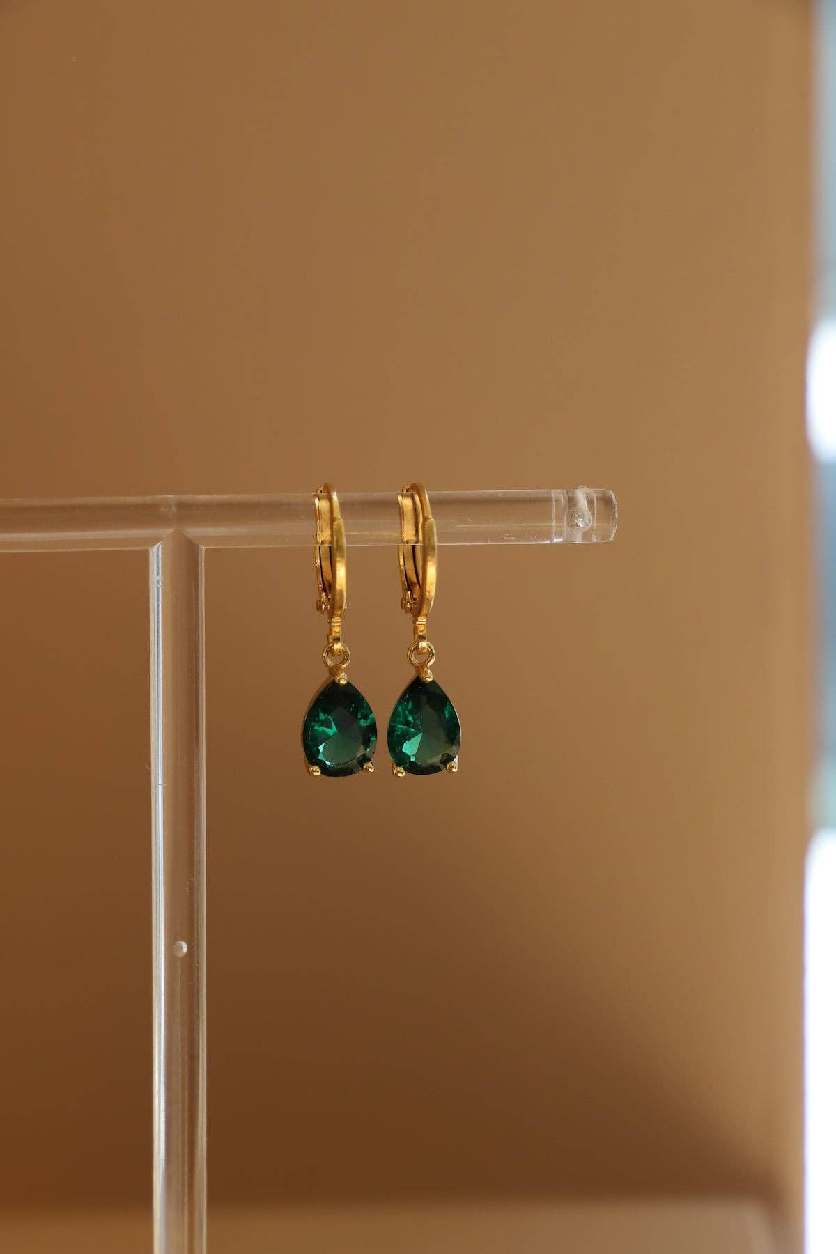 EMERALD TEARDROP HUGGIES - Box Turtle