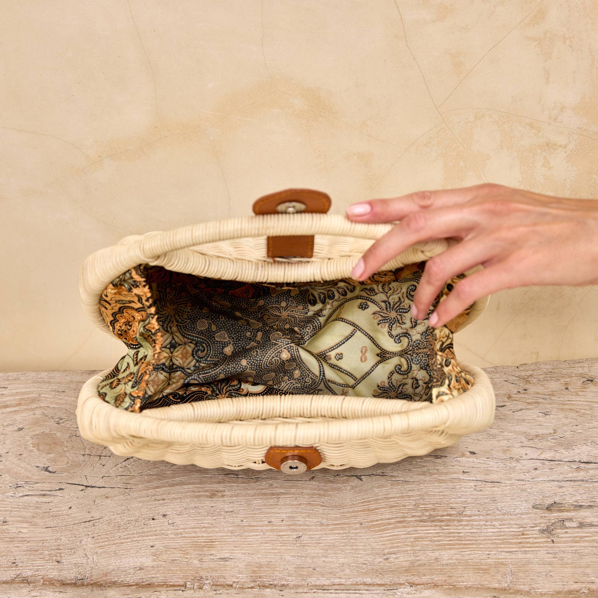Ivory Rattan Eclipse Handbag - Box Turtle