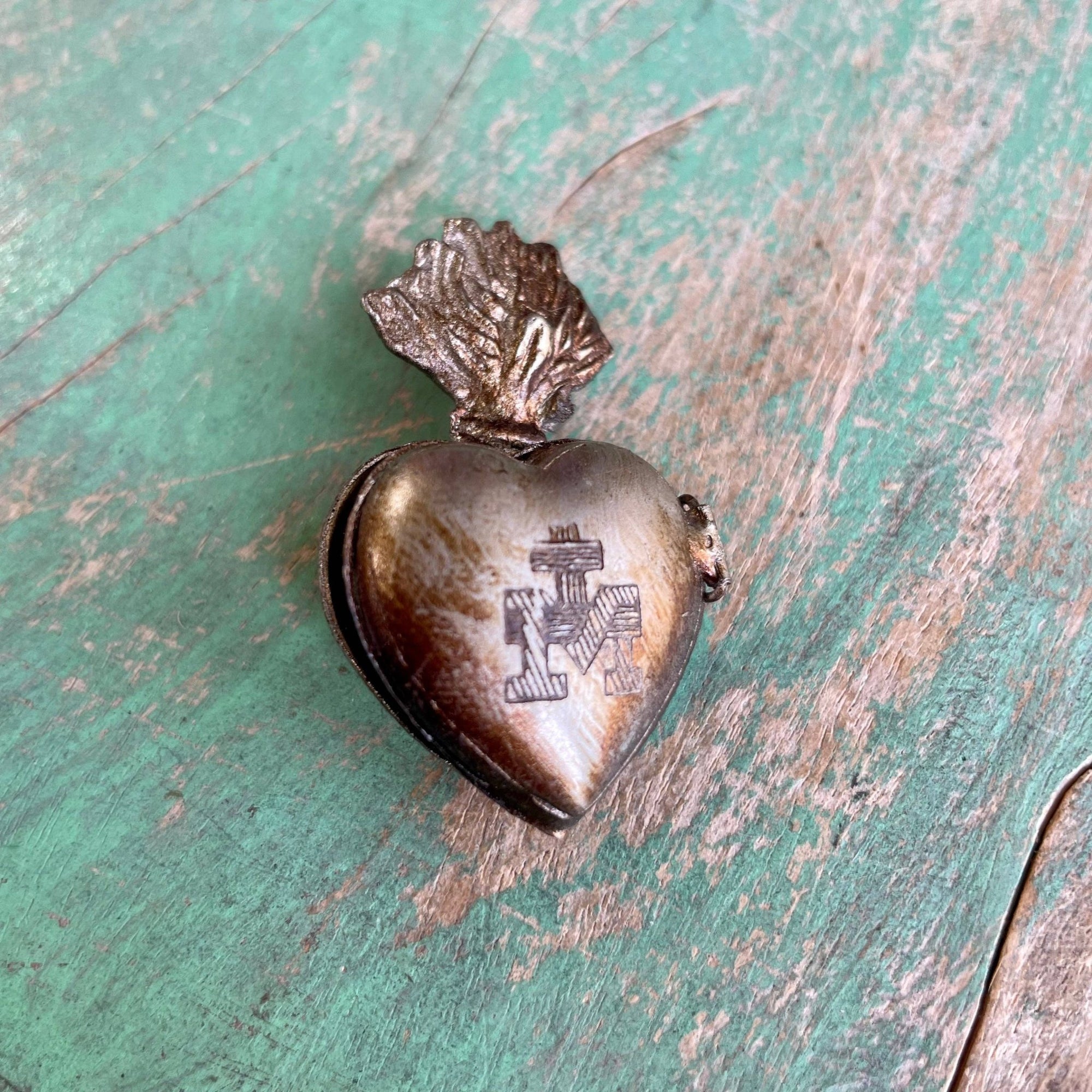 Sacred Heart Locket Box - Box Turtle