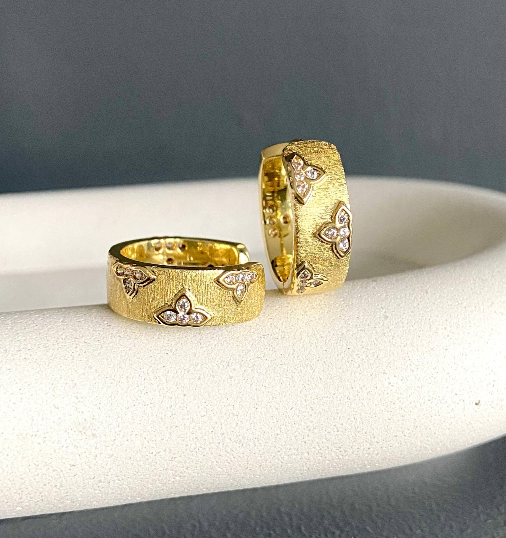 Satia Earrings - Box Turtle