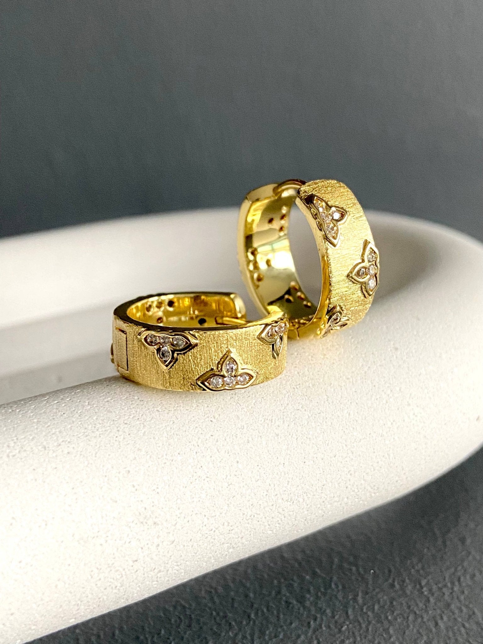 Satia Earrings - Box Turtle