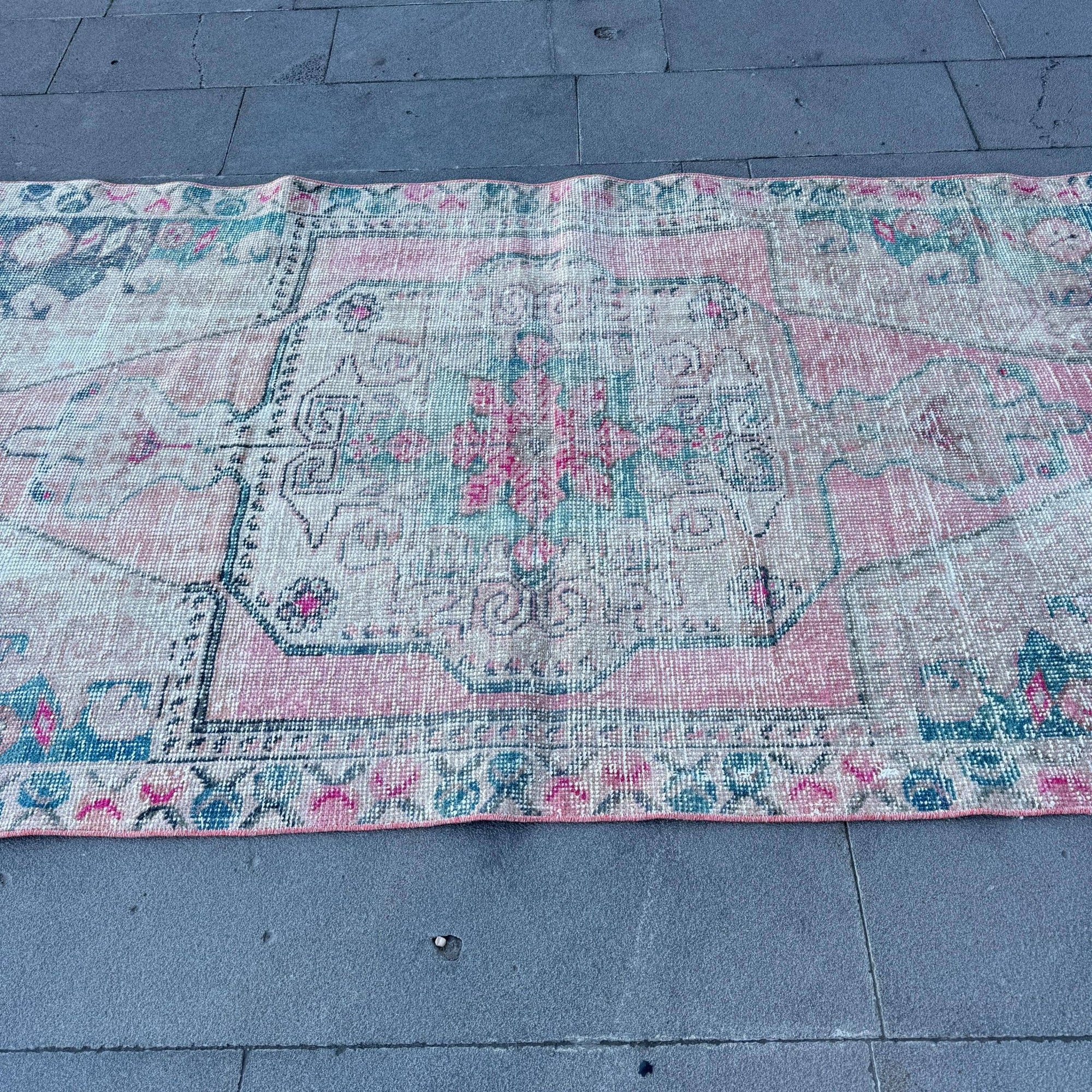 Vintage Turkish Wool Rug with Geometric Pattern - Box Turtle