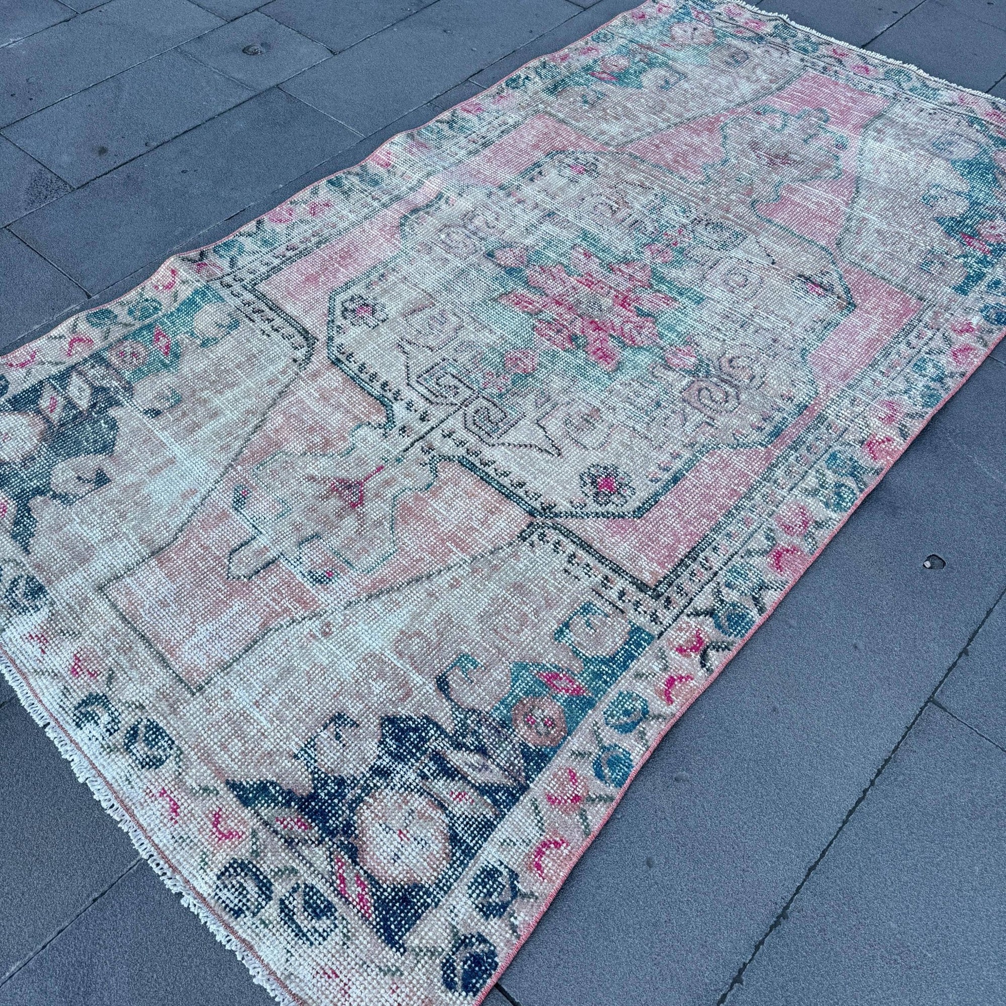 Vintage Turkish Wool Rug with Geometric Pattern - Box Turtle