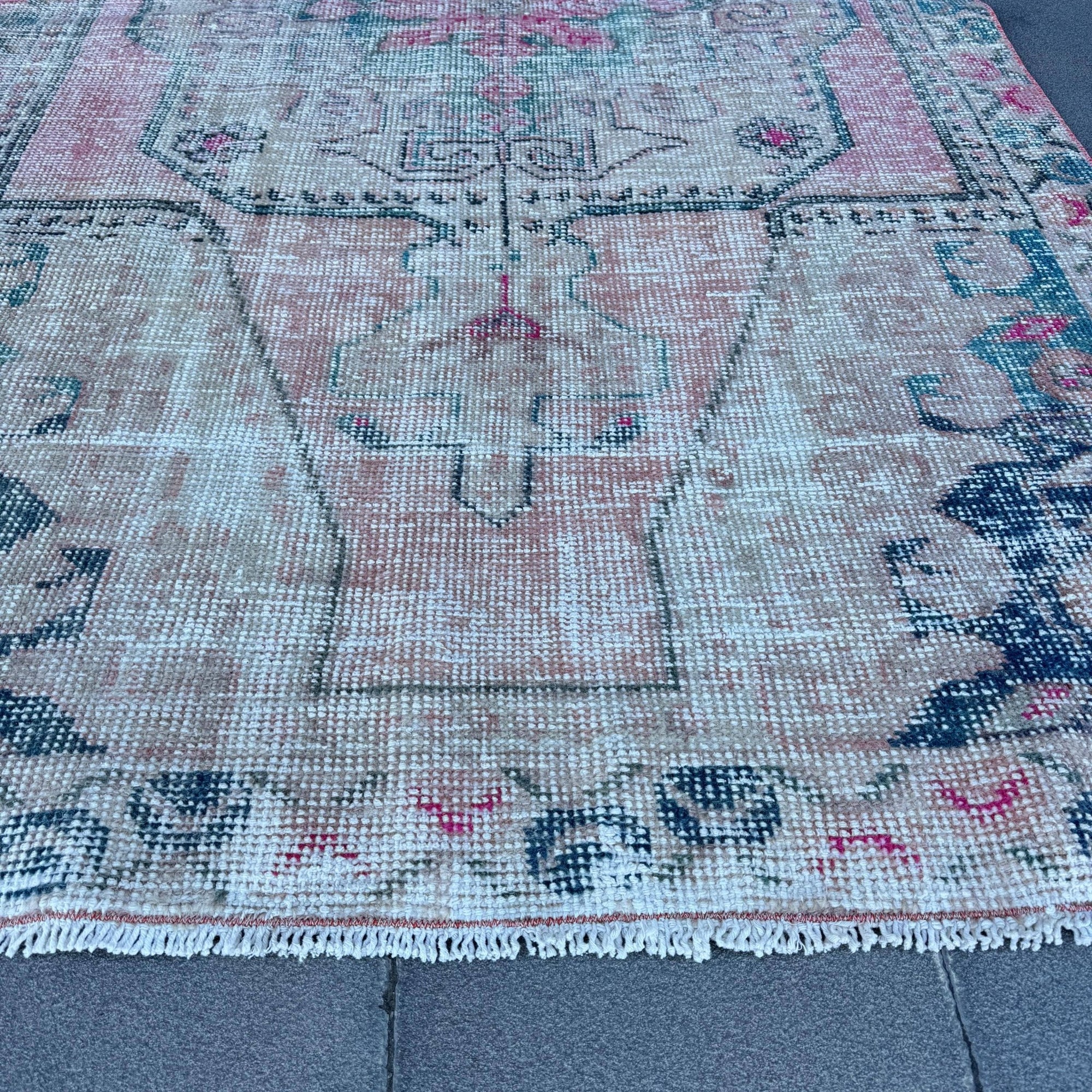 Vintage Turkish Wool Rug with Geometric Pattern - Box Turtle